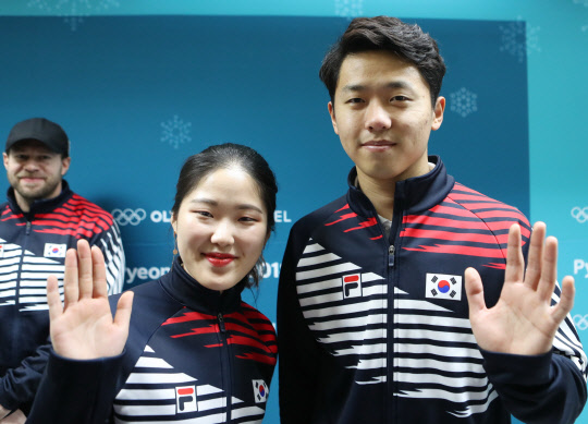 [올림픽] 첫 경기 이겨서 기뻐요  2018 평창올림픽 개막을 하루 앞둔 8일 오전 강릉컬링센터에서 열린 컬링 믹스더블(혼성 2인조) 예선 1차전 한국 대 핀란드 경기에서 승리를 거둔 한국의 이기정과 장혜지가 기뻐하고 있다.